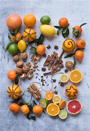 simsearch:700-00015318,k - Assorted citrus fruits with nuts and spices Photographie de stock - Premium Libres de Droits, Code: 659-08905429