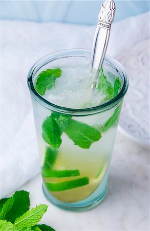 simsearch:659-08147489,k - A Mojito cocktail with lime and mint in a chilled glass Stockbilder - Premium RF Lizenzfrei, Bildnummer: 659-08905422