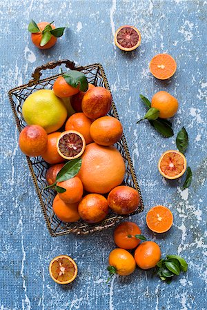 simsearch:700-00015318,k - Blood oranges, grapefruits, oranges and tangerines in s wire basket Photographie de stock - Premium Libres de Droits, Code: 659-08905443