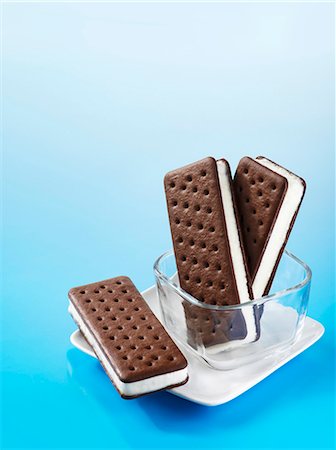 food (non beverage) - Ice cream sandwiches in a glass dish and on a plate Stock Photo - Premium Royalty-Free, Code: 659-08905451