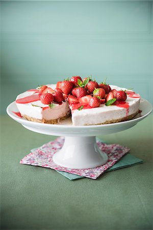simsearch:659-06185283,k - Strawberry cheesecake with strawberry sauce on a cake stand Stock Photo - Premium Royalty-Free, Code: 659-08905464