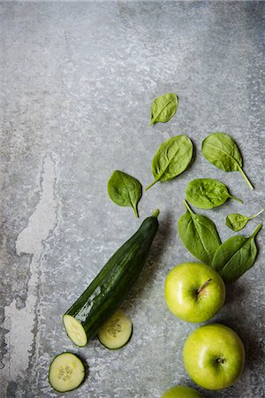 simsearch:659-08147216,k - Cucumber, spinach leaves and apples (seen from above) Stock Photo - Premium Royalty-Free, Code: 659-08905469
