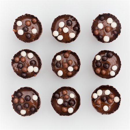 simsearch:841-06805239,k - Chocolate truffles with crispy balls Stock Photo - Premium Royalty-Free, Code: 659-08905487