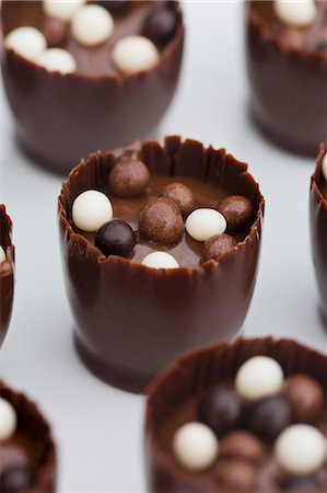 simsearch:841-06805239,k - Chocolate truffles with crispy balls Stock Photo - Premium Royalty-Free, Code: 659-08905488