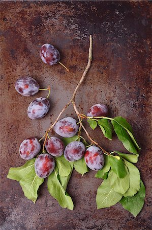 simsearch:659-06373112,k - A branch with plums (seen from above) Stock Photo - Premium Royalty-Free, Code: 659-08905597