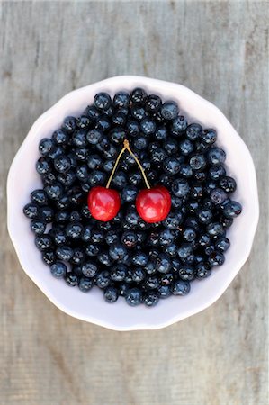 simsearch:659-07026815,k - Blueberries and a pair of cherries in a bowl Foto de stock - Sin royalties Premium, Código: 659-08905611