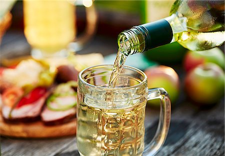 simsearch:659-06901837,k - Cider being poured into a glass Stock Photo - Premium Royalty-Free, Code: 659-08905634