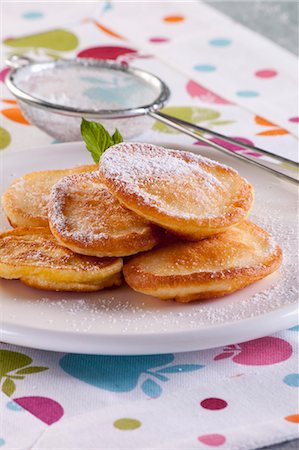 simsearch:659-01850806,k - Pancakes with apple slices Stock Photo - Premium Royalty-Free, Code: 659-08905831