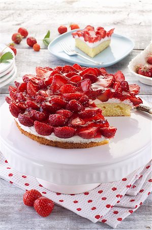 simsearch:659-06185283,k - Creamy cheesecake with strawberries Stock Photo - Premium Royalty-Free, Code: 659-08905851