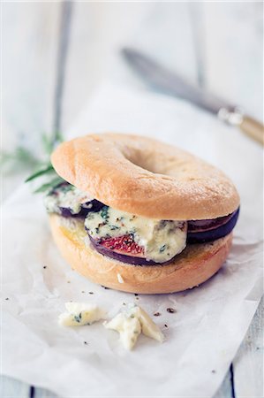 A bagel with blue cheese and figs Stock Photo - Premium Royalty-Free, Code: 659-08905994