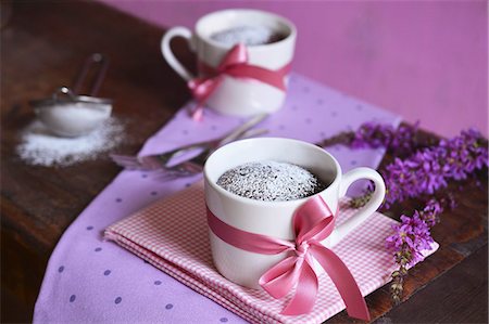 simsearch:659-06373404,k - Microwave brownies in two cups decorated with bows Stock Photo - Premium Royalty-Free, Code: 659-08906013