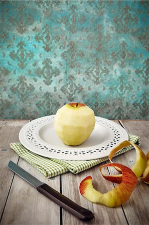 simsearch:659-07610418,k - A peeled apple on a plate Stock Photo - Premium Royalty-Free, Code: 659-08906037