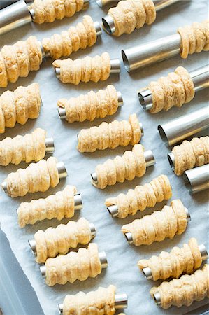 simsearch:659-06188604,k - Freshly baked puff pastry rolls to be filled with cream Stock Photo - Premium Royalty-Free, Code: 659-08906087