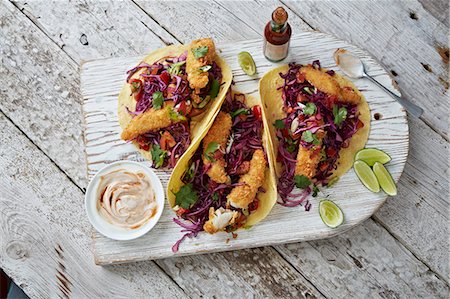 Fish tacos with red cabbage Photographie de stock - Premium Libres de Droits, Code: 659-08906157