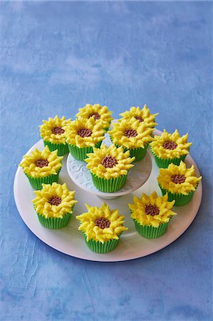 simsearch:659-06903190,k - Sunflower cupcakes Stock Photo - Premium Royalty-Free, Code: 659-08906161