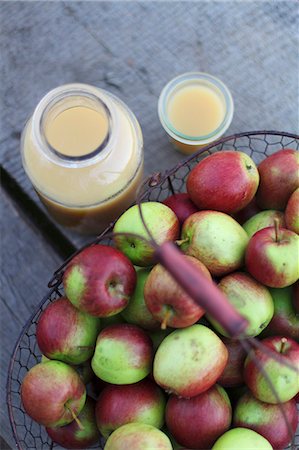 simsearch:659-06186663,k - Fresh naturally cloudy apple juice in a glass and bottlenecks to a basket of apples Stock Photo - Premium Royalty-Free, Code: 659-08906181