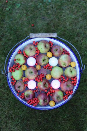 simsearch:659-07069466,k - Floating candles, apples and berries in a bucket of water as an autumn decoration Photographie de stock - Premium Libres de Droits, Code: 659-08906182