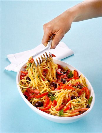 simsearch:659-06373046,k - Linguine with tomatoes, olives, capers and red pepper Stock Photo - Premium Royalty-Free, Code: 659-08906190