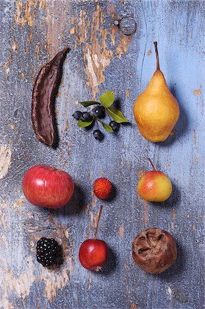 simsearch:659-07610418,k - Assorted old fruits (seen from above) Stock Photo - Premium Royalty-Free, Code: 659-08906270