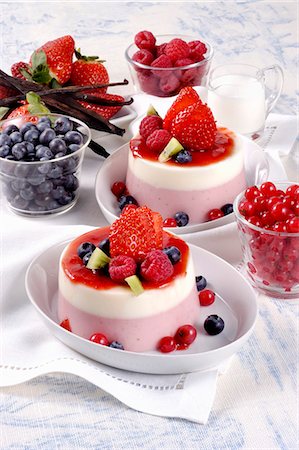 simsearch:659-07069181,k - Panna cotta with berries Stock Photo - Premium Royalty-Free, Code: 659-08906285