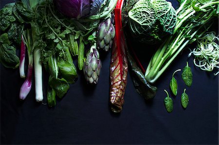 simsearch:659-07026815,k - Assorted vegetables on a black surface Foto de stock - Sin royalties Premium, Código: 659-08906326