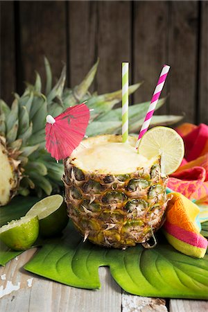 simsearch:659-08147489,k - Pineapple smoothie with green tea, ginger and lime in a hollowed pineapple Stockbilder - Premium RF Lizenzfrei, Bildnummer: 659-08906368