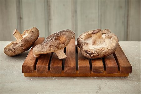 simsearch:659-03526248,k - Three shiitake mushrooms on a wooden board Stock Photo - Premium Royalty-Free, Code: 659-08906402