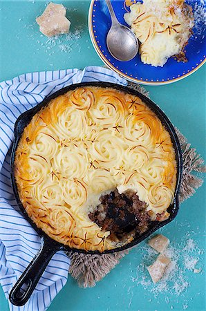 simsearch:659-08148038,k - Cottage pie with minced beef and potato purée rosettes Stock Photo - Premium Royalty-Free, Code: 659-08906423