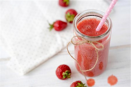 simsearch:659-06495307,k - Strawberry, banana and orange smoothie in a glass jar with a straw Stock Photo - Premium Royalty-Free, Code: 659-08906443
