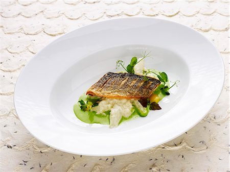 simsearch:659-06372915,k - Asparagus risotto with pan-fried bass on parsley broth Stock Photo - Premium Royalty-Free, Code: 659-08906557