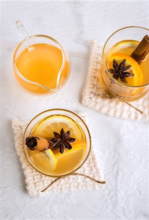 simsearch:659-08147489,k - Mulled cider with cinnamon sticks, lemon, orange, honey, star anise and apple vinegar Stockbilder - Premium RF Lizenzfrei, Bildnummer: 659-08906628