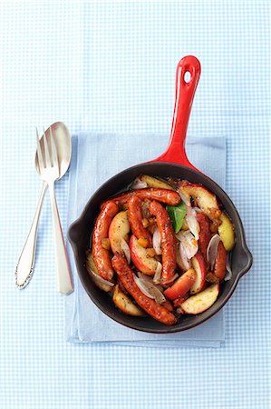 simsearch:659-08148038,k - Sausages with apples and shallots Stock Photo - Premium Royalty-Free, Code: 659-08906738
