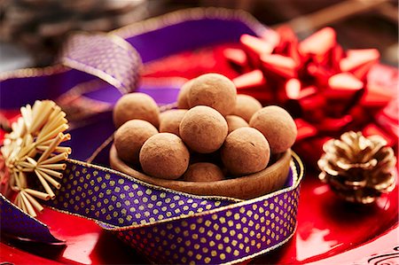 simsearch:841-06805239,k - A bowl of chocolate truffles on a Christmas plate Stock Photo - Premium Royalty-Free, Code: 659-08902645