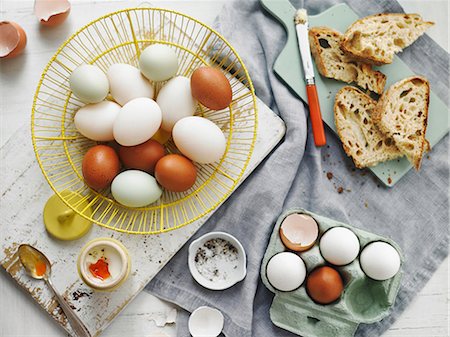 simsearch:6118-08521776,k - Brown and white eggs in a basket and in an egg box Stock Photo - Premium Royalty-Free, Code: 659-08902994
