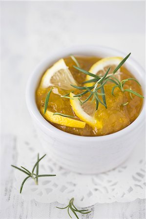 A bowl of lemon and rosemary marmalade Photographie de stock - Premium Libres de Droits, Code: 659-08903097