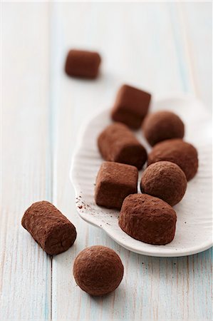 simsearch:841-06805239,k - Chocolate truffles on a plate and next to it Stock Photo - Premium Royalty-Free, Code: 659-08903174