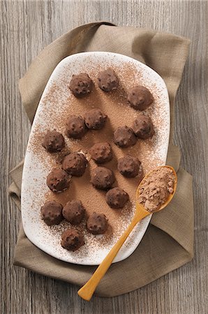 simsearch:841-06805239,k - Truffle pralines sprinkled with cocoa powder Stock Photo - Premium Royalty-Free, Code: 659-08903379