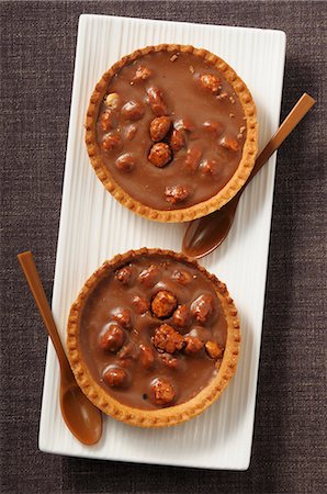 sechium edule - Chocolate tartlets with double-crunch nuts Stock Photo - Premium Royalty-Free, Code: 659-08903390