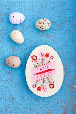 simsearch:659-03536847,k - An egg-shaped Easter biscuit decorated with writing and sugar quail's eggs Foto de stock - Sin royalties Premium, Código: 659-08903853