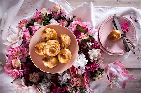 simsearch:659-07739811,k - Fresh brioche for an Easter breakfast Stock Photo - Premium Royalty-Free, Code: 659-08903947