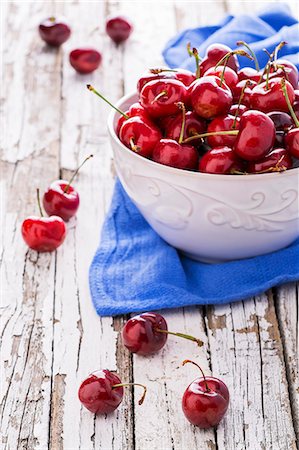 simsearch:659-07597339,k - A bowl of fresh cherries on a blue cloth on a weathered wooden table Stock Photo - Premium Royalty-Free, Code: 659-08939901