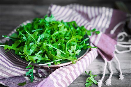 simsearch:659-06901837,k - A bowl of rocket on a striped cloth Stock Photo - Premium Royalty-Free, Code: 659-08939918