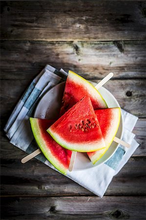 simsearch:659-07069466,k - Watermelon slices on sticks Photographie de stock - Premium Libres de Droits, Code: 659-08939910