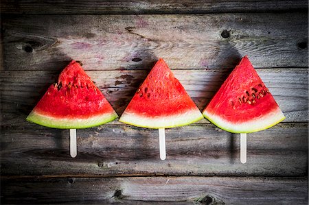 simsearch:659-07069466,k - Watermelon slices on sticks Photographie de stock - Premium Libres de Droits, Code: 659-08939911