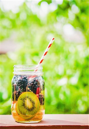 simsearch:659-06495307,k - Fruity iced tea in a screw-top jar with a straw on a garden table Stock Photo - Premium Royalty-Free, Code: 659-08939960