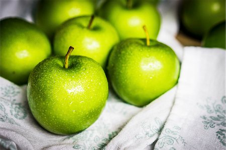 simsearch:659-07610418,k - Freshly washed green apples on a tea towel Stock Photo - Premium Royalty-Free, Code: 659-08940001
