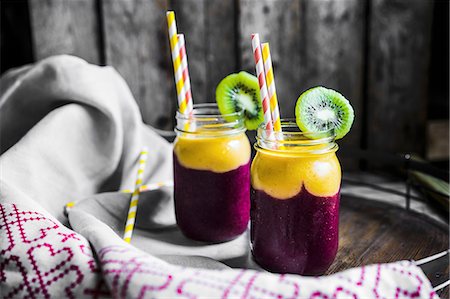 Two layer smoothies with straws in screw-top jars Stock Photo - Premium Royalty-Free, Code: 659-08940010