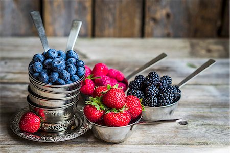 simsearch:659-06186270,k - Fresh berries in silver cups on a rustic surface Stock Photo - Premium Royalty-Free, Code: 659-08940036