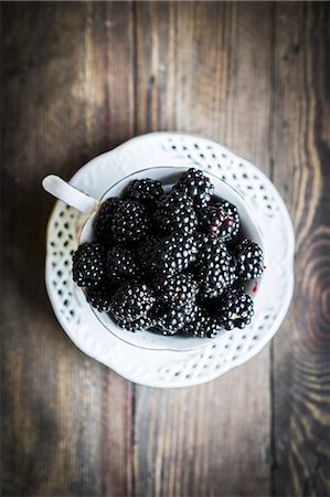 simsearch:659-07027144,k - Fresh blackberries in a teacup on a wooden table Stock Photo - Premium Royalty-Free, Code: 659-08940030