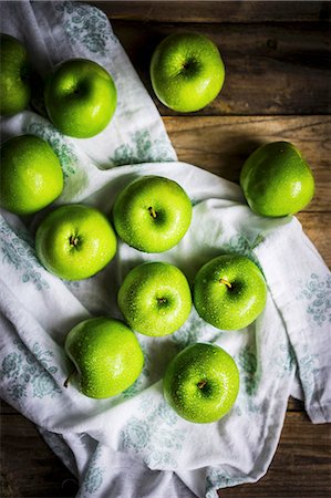 simsearch:659-07610418,k - Bright green apples on wooden surface Stock Photo - Premium Royalty-Free, Code: 659-08940046